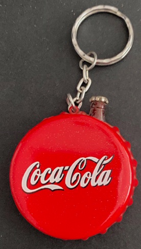 93294-2 € 2,50 coca cola sleutelhanger en aansteker in vorm van dop.jpeg